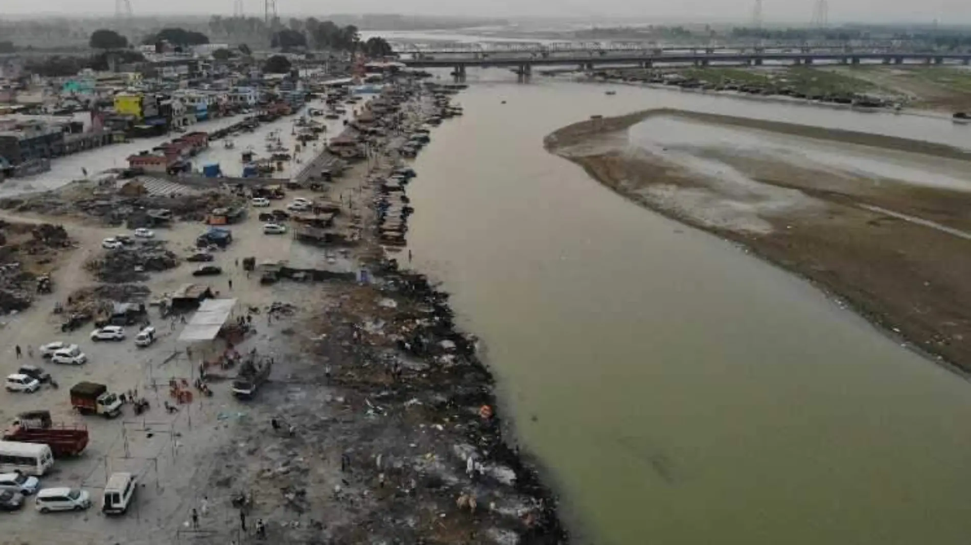 cuerpos de muertos por Covid en rio de India_1